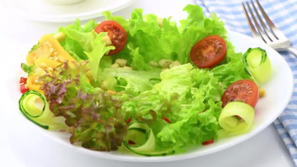 Gemüsesalat Mit Pochiertem Ein Gekochtes Wird Auf Einem Teller Mit — Stockvideo