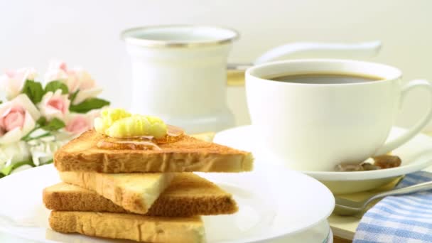 健康的な栄養価の高い朝食の概念 バターと蜂蜜とホットコーヒーカップとトーストした小麦パントーストのサービング 接近中だ 選択的フォーカス Uhdビデオ3840X2160 — ストック動画
