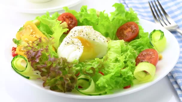 Plantaardige Salade Met Gepocheerd Het Gekookte Wordt Gesneden Stroomt Een — Stockvideo