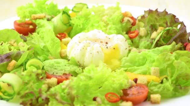 野菜サラダにポーチドエッグ ゆで卵を切り そこから黄身の液が流れる 接近中だ 選択的フォーカス Uhdビデオ3840X2160 — ストック動画
