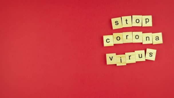 Dřevěné Kostky Písmeny Červeném Pozadí Řádku Nahoru Slovech Stop Coronavirus — Stock video