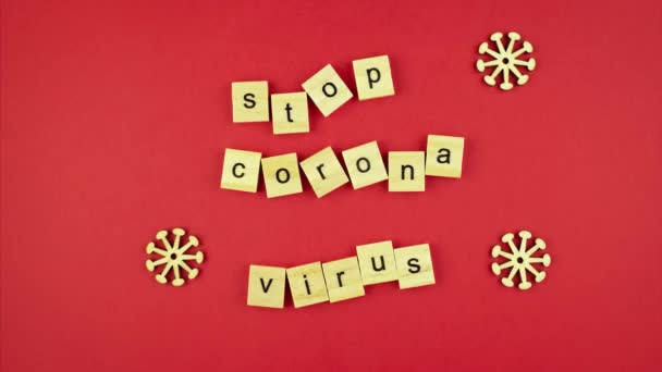 Деревянные Кубики Буквами Красном Фоне Выстраиваются Слова Stop Coronavirus Остановите — стоковое видео
