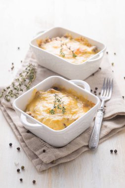 Geleneksel peynir güveci, tavuklu, mantarlı ve servis tabağında otlu. Yemek hazır. Yakın plan..