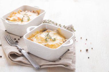 Geleneksel peynir güveci, tavuklu, mantarlı ve servis tabağında otlu. Yemek hazır. Yakın plan..