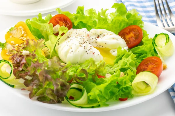 Sałatka Warzywna Gotowanym Jajkiem Gotowane Jajko Składa Się Talerzu Świeżą — Zdjęcie stockowe