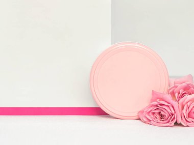 Krema için plastik kavanoz pembe ve beyaz arka plan fotokopi alanındaki güller. Moda cazibesi cilt bakımı ve kozmetik markalaşma modeli. Kozmetik ürünleri için cilt güzellik konsepti paketleme