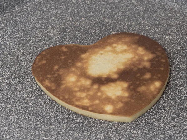 Домашние блинчики в форме сердца на сковороде. Рецепт на День Святого Валентина или День матери завтрак — стоковое фото
