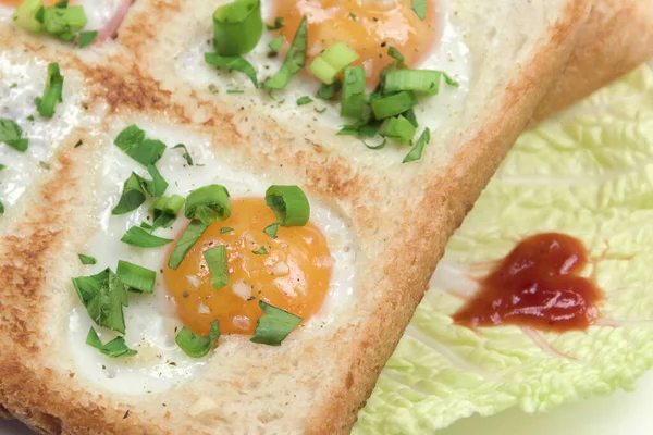 Jajecznica smażona w chlebowym toście ze świeżymi warzywami. Kreatywne śniadanie na Walentynki lub Dzień Matki przepis, zbliżenie, selektywne skupienie — Zdjęcie stockowe