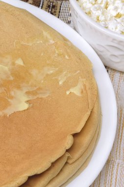 Ev yapımı ince yulaf ezmeli krep ve taze süzme peynir. Sağlıklı beslenme konsepti, diyet tarifi rustik kahvaltı veya brunch, dikey yönelim