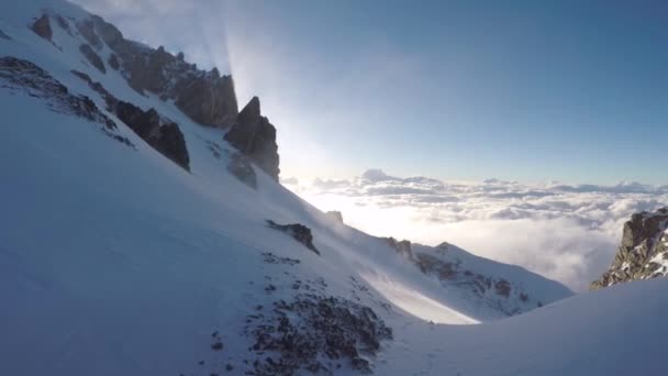 Vídeo Altas Montanhas Cobertas Neve Branca — Vídeo de Stock