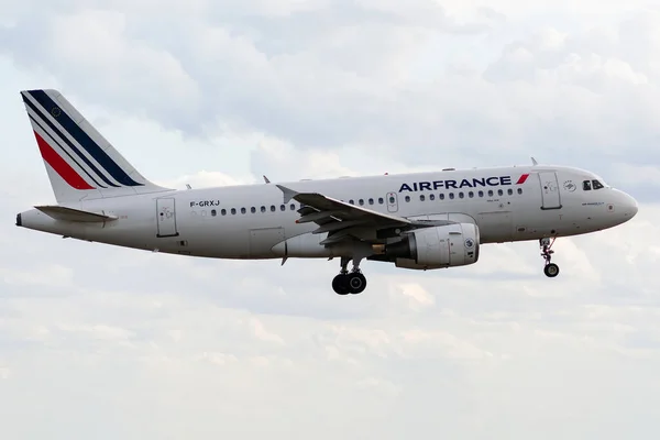 Airbus A319-111 som drivs av Air France vid landning — Stockfoto