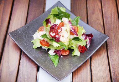 Bir plaka üzerinde taze karides salatası
