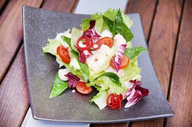 Bir plaka üzerinde taze karides salatası