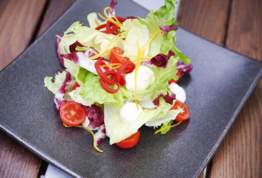 Taze mozzarela salata bir plaka üzerinde