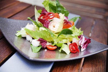 Bir plaka üzerinde taze karides salatası