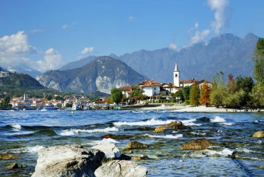 Dalgalar ve kayalar bethween Isola Bella ve Isola Superiore (dei Pescatori), Lago Maggiore