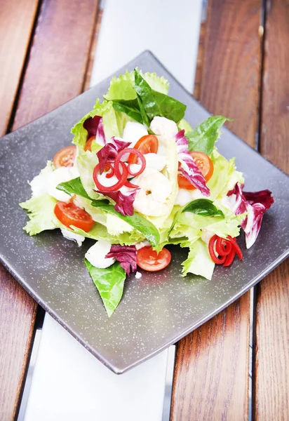 Bir plaka üzerinde taze karides salatası