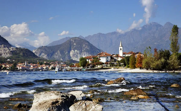 Olas y rocas entre Isola Bella e Isola Superiore (dei Pescatori), Lago Maggiore — Foto de Stock