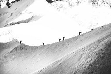 Sonbaharda Aiguille du Midi Dağı'nda tırmanma alpinists