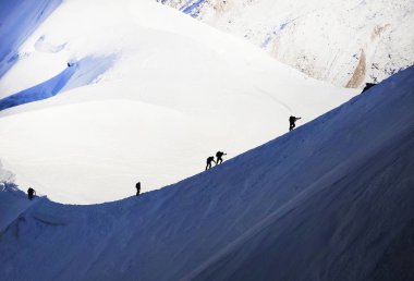Sonbaharda Aiguille du Midi Dağı'nda tırmanma alpinists