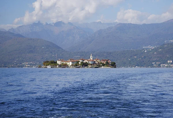 Bir tekne bethween Isola Bella iz ve Isola Superiore (dei Pescatori), Lago Maggiore — Stok fotoğraf