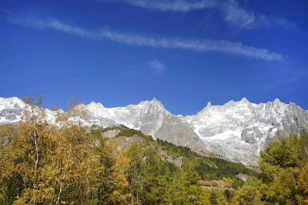 Az Alpok hegyek, Courmayeur város látképe — Stock Fotó