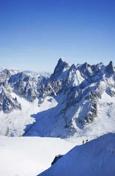 Alpinists가을에 Aiguille du Midi 산에 등반 — 스톡 사진