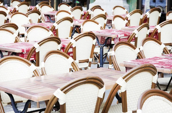 Leere Stühle und Tische auf einer Terrasse in Chamonix — Stockfoto