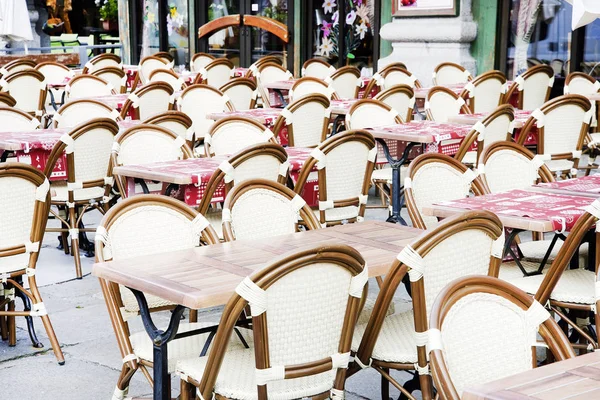 Leere Stühle und Tische auf einer Terrasse in Chamonix — Stockfoto