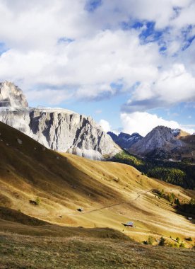İtalyan Alplerinin ortasından sonbahar manzara