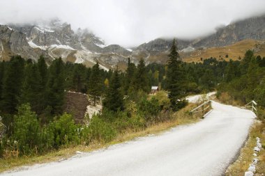 Bulutlu bir günde, dağlarda Dolomites sonu Ekim 2016