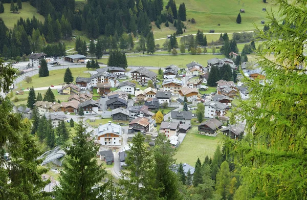 Krásná vesnice v horách Dolomity — Stock fotografie