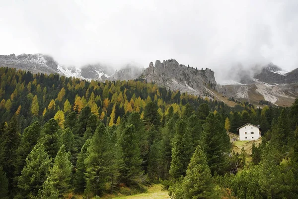 Dolomitok-hegységre egy felhős nap vége október 2016-ban — Stock Fotó