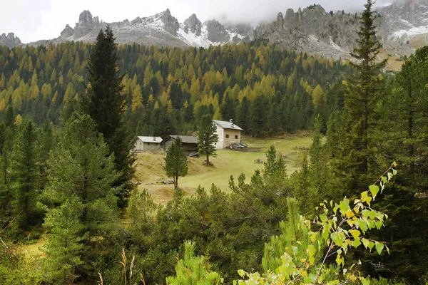 Dolomitas Montanhas em um dia nublado, final de outubro 2016 — Fotografia de Stock