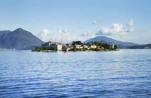 Isola Bella gezien vanaf de oever van het Lago Maggiore van Stresa stad — Stockfoto