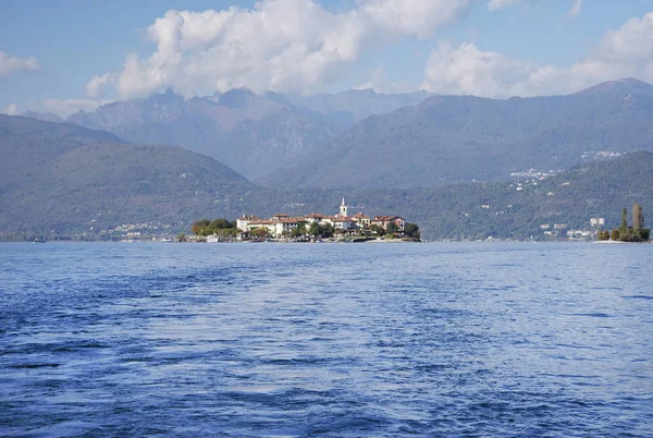 20 Ekim 2016, İtalya. Isola dei Pescatori (Fishermens ada), Lago Maggiore, İtalya, Avrupa görünümü. — Stok fotoğraf