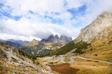 Sella geçmek için dolambaçlı yol. Arka planda Sassolungo (Langkofel).
