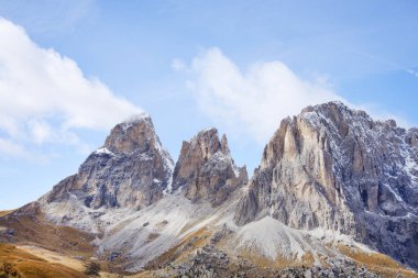 Langkofel grubu (İtalyanca: Gruppo del Sassolungo) (Batı) Dolomites massif