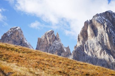 Langkofel grubu (İtalyanca: Gruppo del Sassolungo) (Batı) Dolomites massif