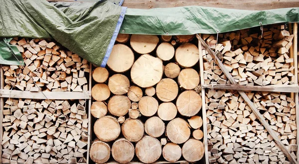 Tumpukan log kayu sebagai latar belakang — Stok Foto