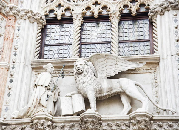 O Palácio dos Doges - a fachada - detalhe arquitectónico — Fotografia de Stock