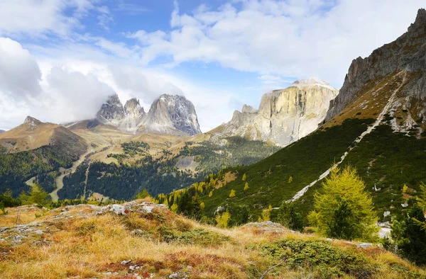 Paysage des Dolomites en automne. Le Sassolungo (Langkofel) en arrière-plan . — Photo