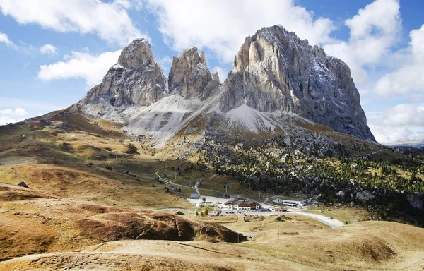 O Grupo Langkofel (em italiano: Gruppo del Sassolungo) o maciço nas Dolomitas (ocidentais) — Fotografia de Stock