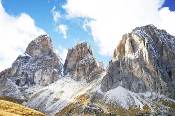 O Grupo Langkofel (em italiano: Gruppo del Sassolungo) o maciço nas Dolomitas (ocidentais) — Fotografia de Stock