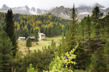 Bulutlu bir günde sonbahar manzara Dolomites dağlarda