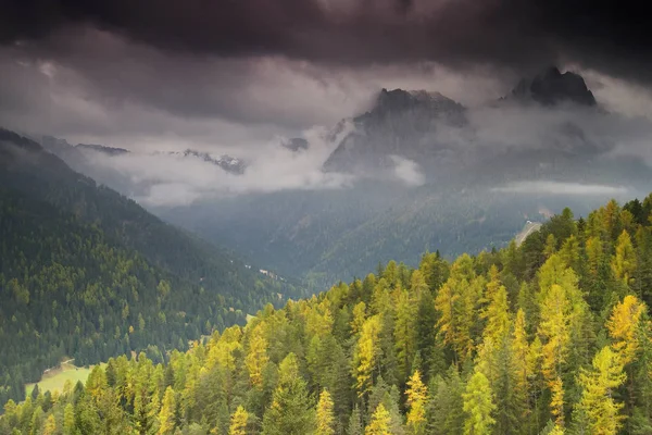 在多云的天气在多洛米蒂山的秋景 — 图库照片