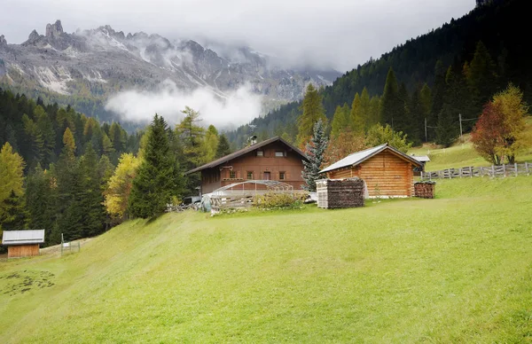 Vackert höstlandskap med stugor i Dolomiterna — Stockfoto