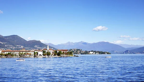 Isola Superiore (dei Pescatori) gezien vanaf het strand van isola Bella — Stockfoto