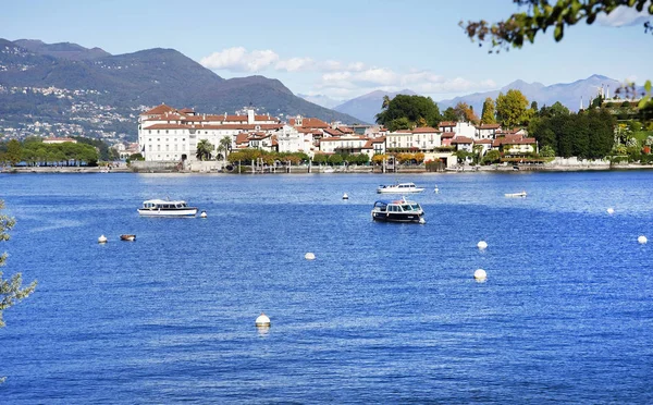 Lago Maggiore en Isola Bella gezien vanaf Stresa stad, eind van de herfst — Stockfoto