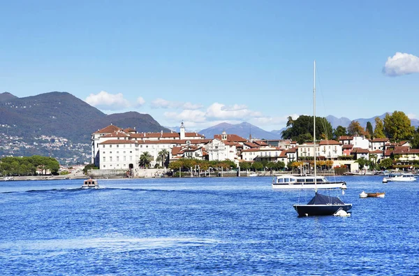 Lago Maggiore ve Isola Bella Stresa kasabadan, sonbahar sonu gördüm — Stok fotoğraf